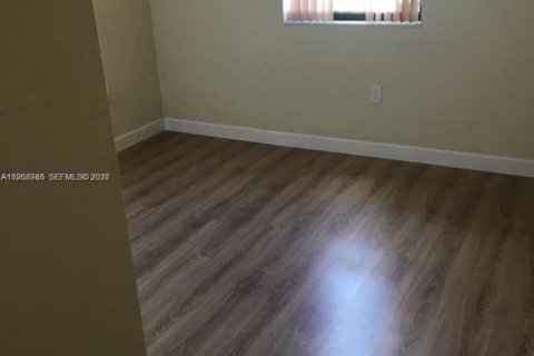 Townhouse in Miami, Florida 4 bedrooms, 158.86 sq.m. № 2031846 - photo 14