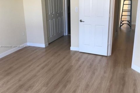 Townhouse in Miami, Florida 4 bedrooms, 158.86 sq.m. № 2031846 - photo 13