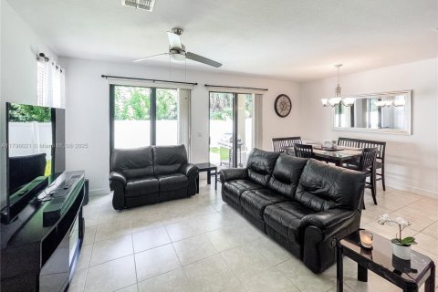 House in Tamarac, Florida 4 bedrooms, 193.05 sq.m. № 1711852 - photo 5