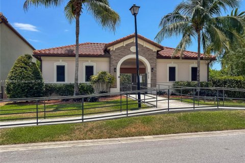House in Tamarac, Florida 4 bedrooms, 193.05 sq.m. № 1711852 - photo 2
