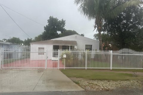 House in Miami, Florida 3 bedrooms, 88.91 sq.m. № 1987111 - photo 1