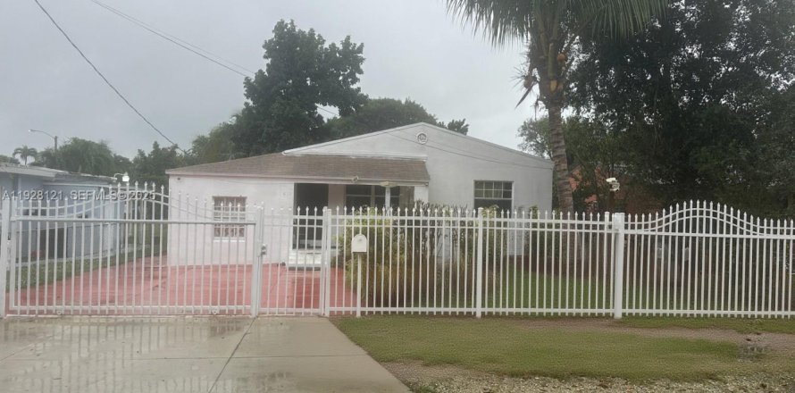 House in Miami, Florida 3 bedrooms, 88.91 sq.m. № 1987111
