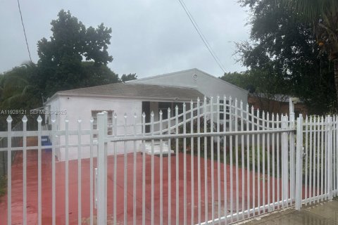 House in Miami, Florida 3 bedrooms, 88.91 sq.m. № 1987111 - photo 3