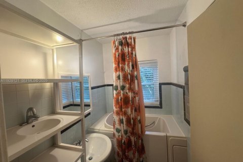 House in Miami, Florida 3 bedrooms, 88.91 sq.m. № 1987111 - photo 5