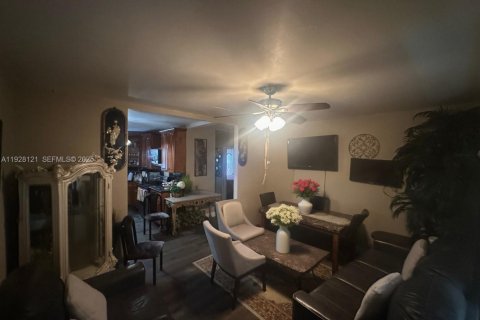 House in Miami, Florida 3 bedrooms, 88.91 sq.m. № 1987111 - photo 6