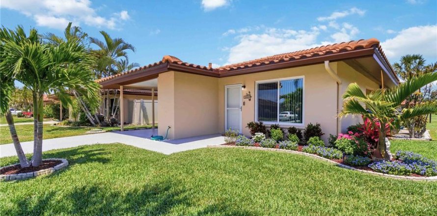 House in Bradenton, Florida 2 bedrooms, 101.73 sq.m. № 2110029