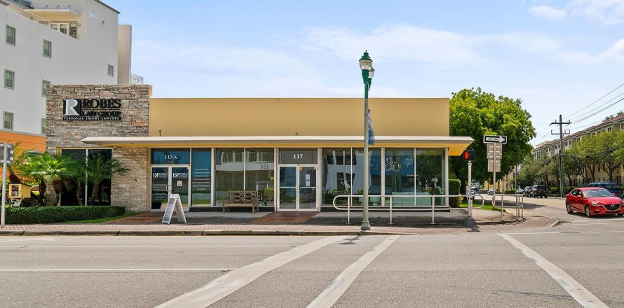 Commercial property in Delray Beach, Florida № 2399946
