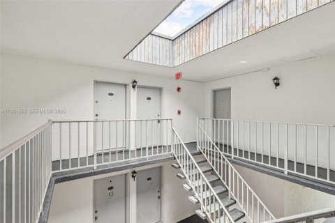 Condo in Miami, Florida, 2 bedrooms № 1990145 - photo 2