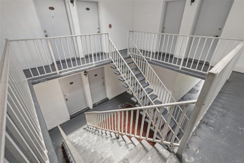 Condo in Miami, Florida, 2 bedrooms № 1990145 - photo 3