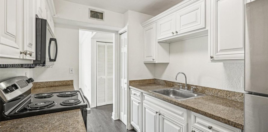 Condo in Miami, Florida, 2 bedrooms № 1990145