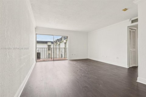 Condo in Miami, Florida, 2 bedrooms № 1990145 - photo 5