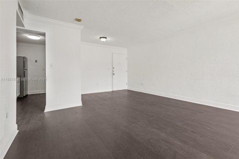Condo in Miami, Florida, 2 bedrooms № 1990145 - photo 8