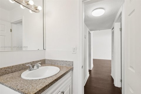 Condo in Miami, Florida, 2 bedrooms № 1990145 - photo 17