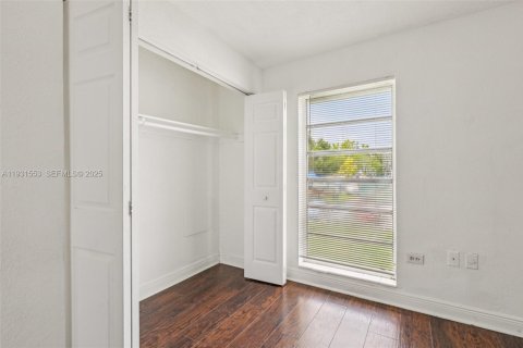 Condo in Miami, Florida, 2 bedrooms № 1990145 - photo 25