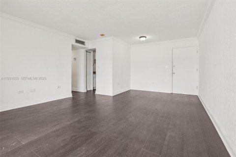 Condo in Miami, Florida, 2 bedrooms № 1990145 - photo 7