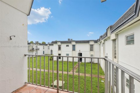 Condo in Miami, Florida, 2 bedrooms № 1990145 - photo 26