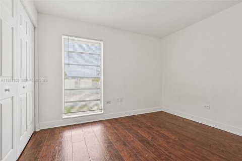 Condo in Miami, Florida, 2 bedrooms № 1990145 - photo 18