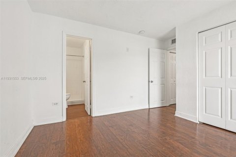 Condo in Miami, Florida, 2 bedrooms № 1990145 - photo 20