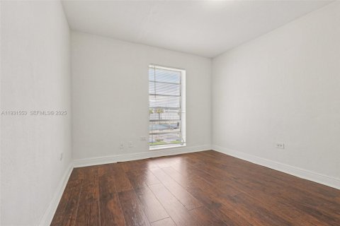 Condo in Miami, Florida, 2 bedrooms № 1990145 - photo 13