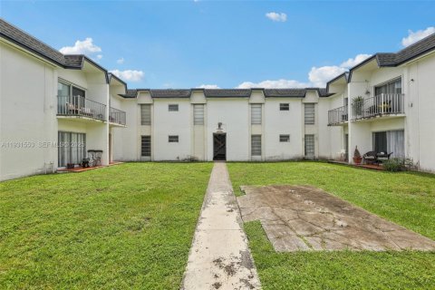 Condo in Miami, Florida, 2 bedrooms № 1990145 - photo 29