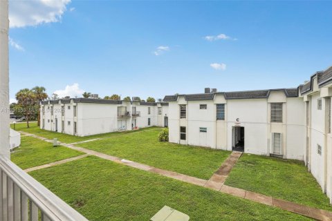 Condo in Miami, Florida, 2 bedrooms № 1990145 - photo 27