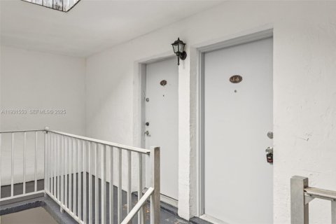 Condo in Miami, Florida, 2 bedrooms № 1990145 - photo 4