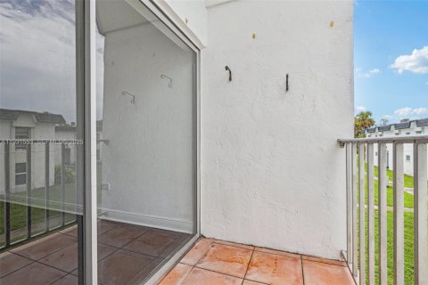Condo in Miami, Florida, 2 bedrooms № 1990145 - photo 28