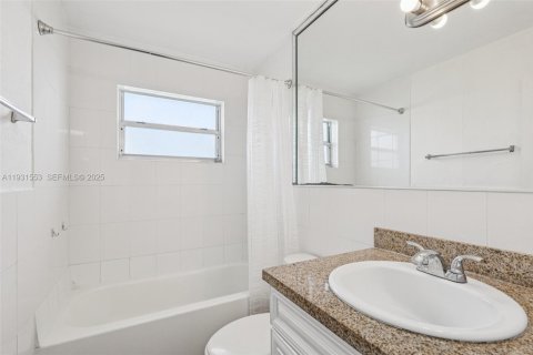 Condo in Miami, Florida, 2 bedrooms № 1990145 - photo 16
