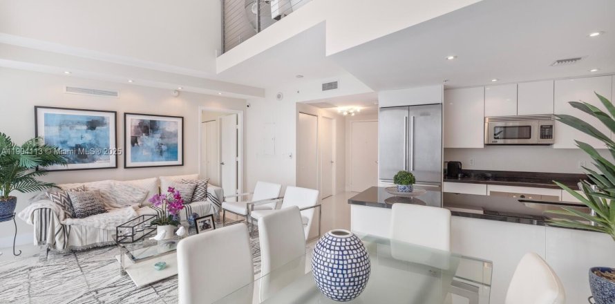 Кондоминиум с 3 спальнями в Майами, Флорида № 1956474