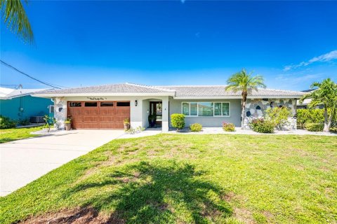 House in Punta Gorda, Florida 4 bedrooms, 178.93 sq.m. № 2223479 - photo 3