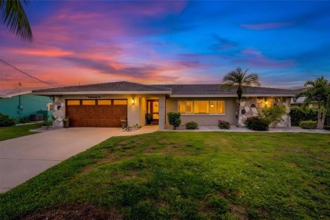 House in Punta Gorda, Florida 4 bedrooms, 178.93 sq.m. № 2223479 - photo 2