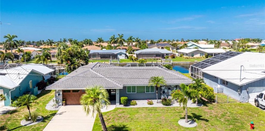 House in Punta Gorda, Florida 4 bedrooms, 178.93 sq.m. № 2223479