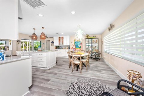 House in Punta Gorda, Florida 4 bedrooms, 178.93 sq.m. № 2223479 - photo 6