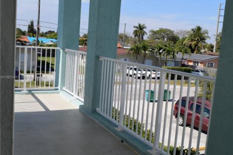 Casa en alquiler en Miami, Florida, 3 dormitorios, 222.59 m2 № 1976661 - foto 10