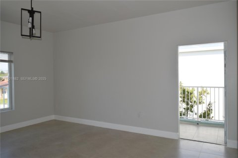 Casa en alquiler en Miami, Florida, 3 dormitorios, 222.59 m2 № 1976661 - foto 4