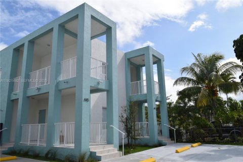 Casa en alquiler en Miami, Florida, 3 dormitorios, 222.59 m2 № 1976661 - foto 2