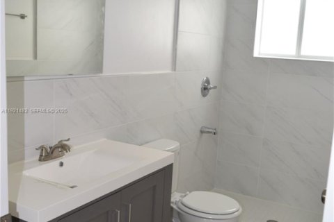 Casa en alquiler en Miami, Florida, 3 dormitorios, 222.59 m2 № 1976661 - foto 17