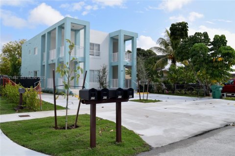 Casa en alquiler en Miami, Florida, 3 dormitorios, 222.59 m2 № 1976661 - foto 3