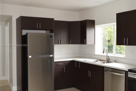 Casa en alquiler en Miami, Florida, 3 dormitorios, 222.59 m2 № 1976661 - foto 8