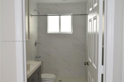 Casa en alquiler en Miami, Florida, 3 dormitorios, 222.59 m2 № 1976661 - foto 18