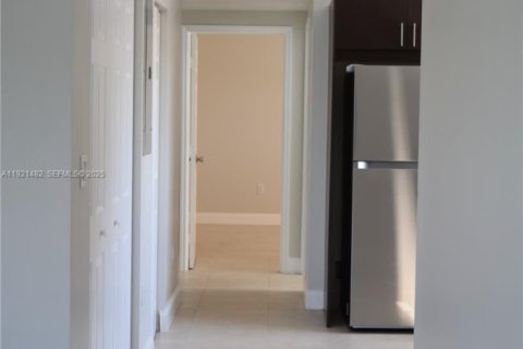 Casa en alquiler en Miami, Florida, 3 dormitorios, 222.59 m2 № 1976661 - foto 6