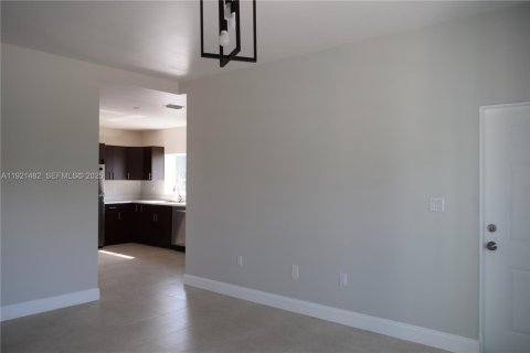 Casa en alquiler en Miami, Florida, 3 dormitorios, 222.59 m2 № 1976661 - foto 5