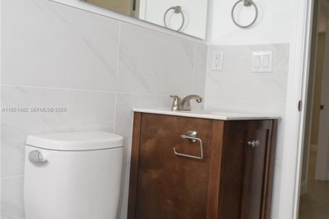 Casa en alquiler en Miami, Florida, 3 dormitorios, 222.59 m2 № 1976661 - foto 16