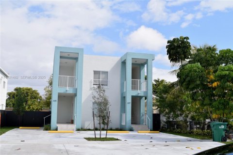 Casa en alquiler en Miami, Florida, 3 dormitorios, 222.59 m2 № 1976661 - foto 1