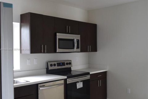 Casa en alquiler en Miami, Florida, 3 dormitorios, 222.59 m2 № 1976661 - foto 9