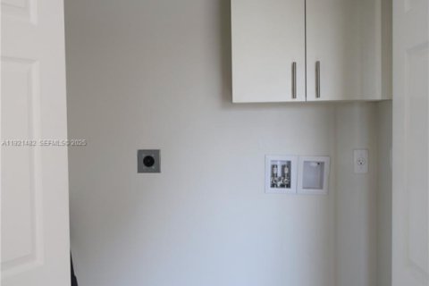 Casa en alquiler en Miami, Florida, 3 dormitorios, 222.59 m2 № 1976661 - foto 15