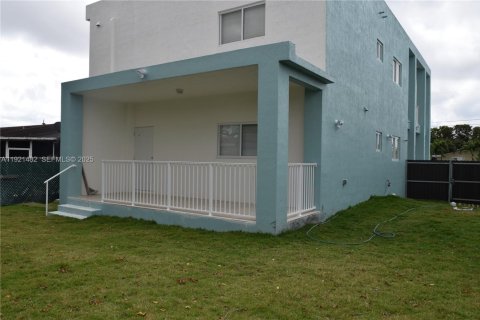 Casa en alquiler en Miami, Florida, 3 dormitorios, 222.59 m2 № 1976661 - foto 14