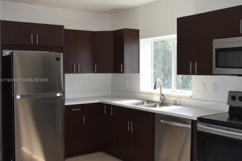 Casa en alquiler en Miami, Florida, 3 dormitorios, 222.59 m2 № 1976661 - foto 7