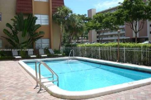 Copropriété à louer à Hallandale Beach, Floride: 1 chambre, 66.43 m2 № 1893083 - photo 2