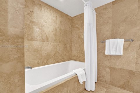 Снять в аренду кондоминиум в Майами-Бич, Флорида 1 спальня, 82.59м2, № 1935034 - фото 23